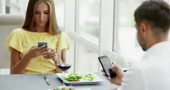 «Залипание» в телефоне во время еды ведет к перееданию и лишнему весу