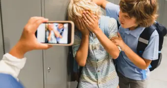 Родителям назвали неочевидные признаки того, что ваш ребенок — буллер