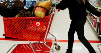 Почему казахстанцы покупают то, что им не нужно: как магазины и банки обманывают клиентов