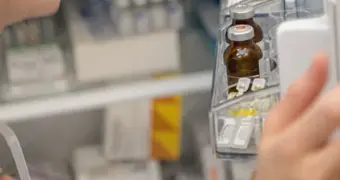 Названы лекарства, которые опасно хранить в дверце холодильника