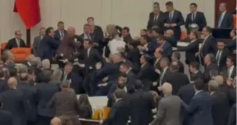 Конфликт на трибуне: в турецком парламенте произошла массовая драка