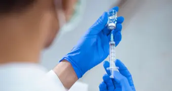 Привычная прививка снижает риск инфаркта на 18%, выяснили ученые