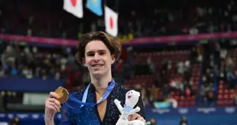 Чемпиона Олимпийских игр Михаила Шайдорова и его отца осыпали автомобилями