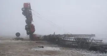 Самоходный подъёмник перевернулся на нефтяном месторождении в Мангистау