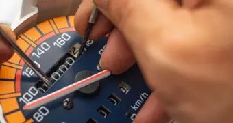 За скрученный пробег — штрафы и тюрьма: в России предлагают ужесточить наказание для продавцов авто