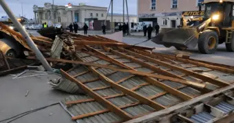 Кровля ТЦ рухнула из-за ветра в Баскудуке: видео последствий появилось в Сети
