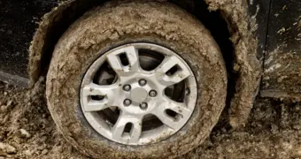 Спасатели Мангистау вытащили увязший в грязи автомобиль