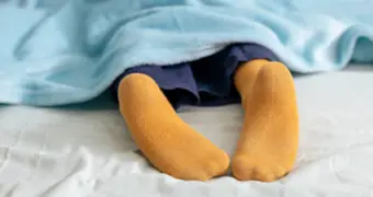 Людям с бессонницей посоветовали спать в носках