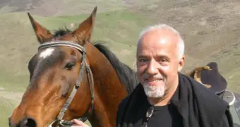 Казахи, перекличка! Пауло Коэльо поздравил страну с Годом Лошади