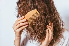 Ученые раскрыли способ выявить болезнь мозга по волосам