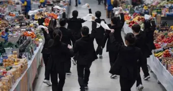 Молодёжь Актау повторила танцевальный тренд Мота прямо на рынке города