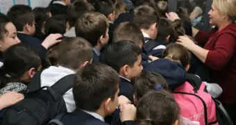 Давка в школе попала на ВИДЕО в Актау