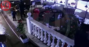 В Сочи штормовой волной выбило окна ресторана и смыло посетителей (видео)