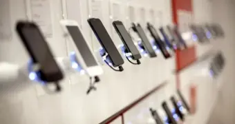 Смартфоны внезапно становятся «кирпичами»: что стоит за массовыми блокировками в Казахстане