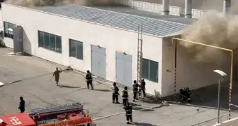 В Актау произошел крупный пожар в котельной у одного из торговых центров