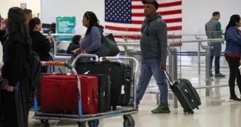 Из США впервые за век уехало больше американцев, чем приехало мигрантов