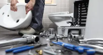 В Казахстане слесари, сантехники и сварщики стали зарабатывать наравне с банковскими менеджерами