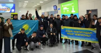 В аэропорту Актау торжественно встретили чемпионов по пара пауэрлифтингу