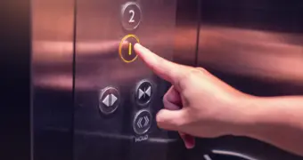 Россиянин попал в изолятор в Малайзии из-за царапины в лифте элитного отеля