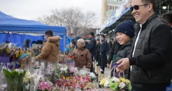 Не протолкнуться: как мужчины из Актау спешат поздравить своих женщин