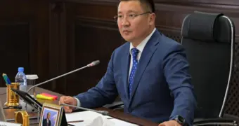 Аким Павлодарской области спел на набережной любимую песню казахстанцев о маме
