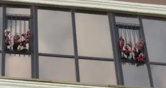 Куски мяса на окнах в элитном ЖК обсуждают жители Актау