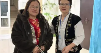 В Мангистауской области первым избирателям вручили подарки
