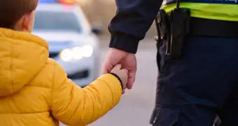 Выбежал на проезжую часть: в Актау водитель и полицейские спасли 4-летнего ребенка