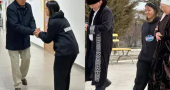 Мангистауские волонтеры помогают пожилым людям добраться до избирательных участков