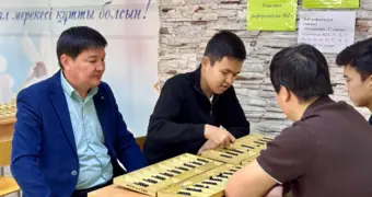 В Мангистауской области в день референдума у избирательных участков проходят национальные игры