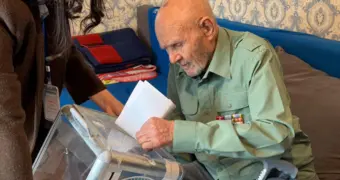 За мирное будущее: ветеран Великой Отечественной войны из Мангистау проголосовал на дому