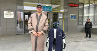 Инновации на участке: в Мангистау избирателей встречал робот в национальном костюме