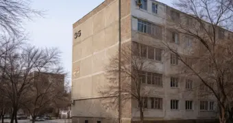 В Актау из окна квартиры выпала женщина