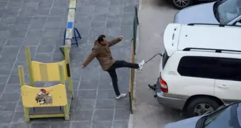 Пинал машины и выкрикивал угрозы: дебошира ищут в Актау