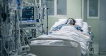 Выпавшая из окна в Актау женщина находится в реанимации