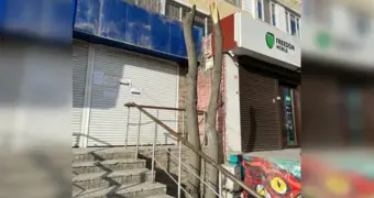 В Актау установили виновных в вырубке деревьев у дома в 7 микрорайоне