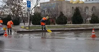 Нанотехнологии Актау: дождевую воду с проезжей части убирали вручную лопатами