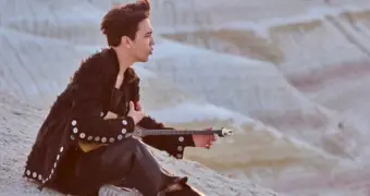 «Инопланетный» дуэт: опубликованы фото Димаша Кудайбергена на Бозжыре