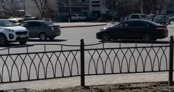 Пешеходам придется потесниться: на оживленном перекрестке в центре Актау установили заборы