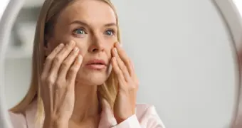 Врач объяснила, как убрать отечность и темные круги после недосыпа