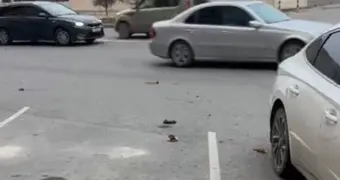 Опасная «бомбардировка» в Актау: с высотки на прохожих и машины летели различные предметы