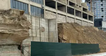 Опять стройка без разрешений в Актау? Участок за рестораном «Айдын» огорожен