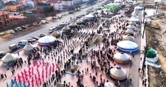 Более двух тысяч жителей Актау вышли на набережную в национальных костюмах