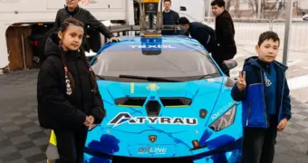 «Европейский монстр» ворвался на улицы Атырау: Lamborghini Huracan удивил горожан на Наурыз