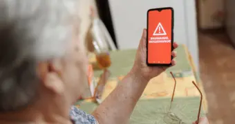 Пожилым россиянам запретят входящие звонки из-за рубежа