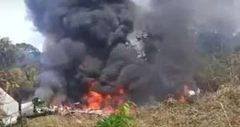 Самолет ВВС Колумбии с более чем 100 военными на борту потерпел крушение (видео)