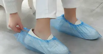 Мать и бабушка заперли в квартире педиатра и избили из-за отсутствия бахил