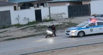 В Мангистау мопедист «удирал» от полиции и едва не попал под колёса спецтранспорта