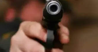 Двое мужчин отобрали у полицейского табельный пистолет и открыли огонь по нему