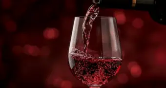 Ученый развеял миф о пользе вина при умеренном употреблении